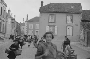 Duchemin photographie Rentrée des vendangeurs dans le village à la nuit tombante Champagne-Ardenne, France 1937/9/23 Ph.1937.3079 Photo