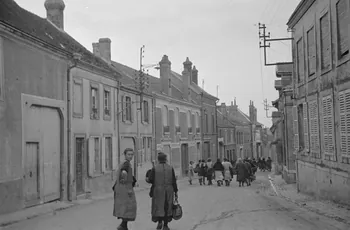 Duchemin photographie Rentrée des vendangeurs dans le village à la nuit tombante Champagne-Ardenne, France 1937/9/23 Ph.1937.3080 Photo
