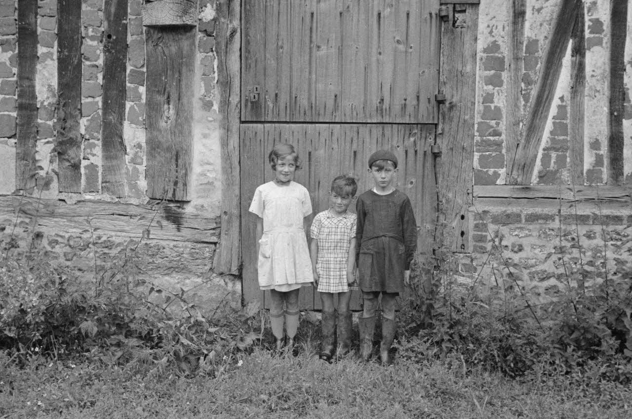 Heinz Lehmann photographie Ferme de Corneille. Les enfants de Monsieur Daniel Follet Haute-Normandie, France 1936/6/26 Ph.1936.567 Photo