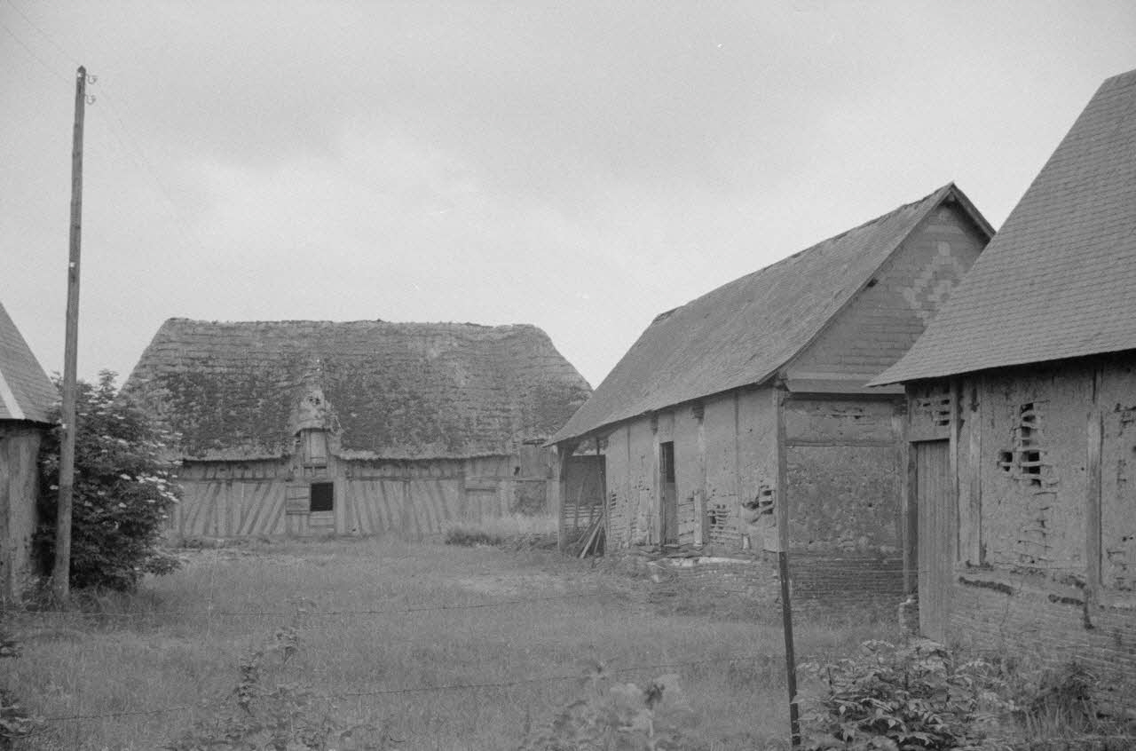 Heinz Lehmann photographie Ferme abandonnée (chez M. Dubois). Direction Nord Haute-Normandie, France 1936/6/27 Ph.1936.590 Photo
