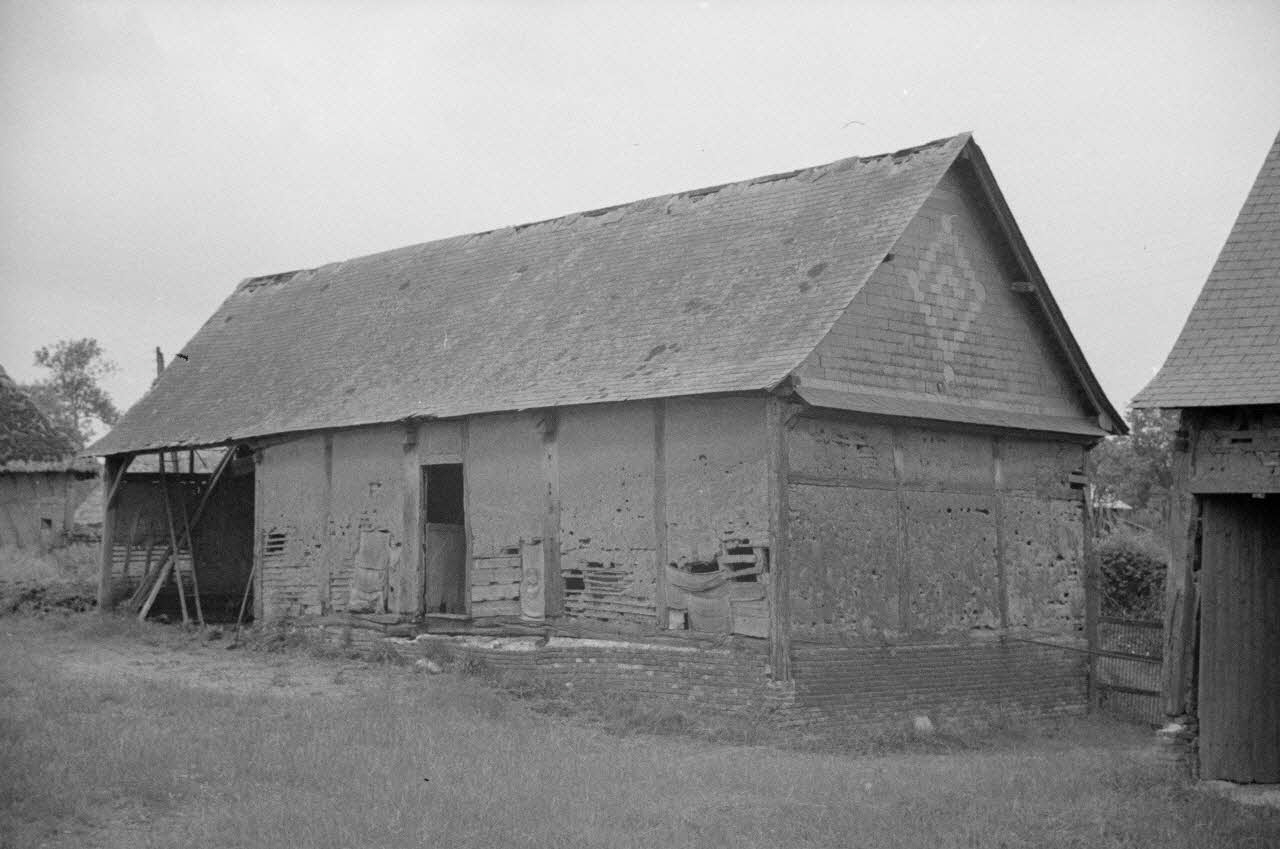Heinz Lehmann photographie Ferme de Monsieur Dubois. Porte, rue et grange. Direction Nord-Est Haute-Normandie, France 1936/6/27 Ph.1936.600 Photo