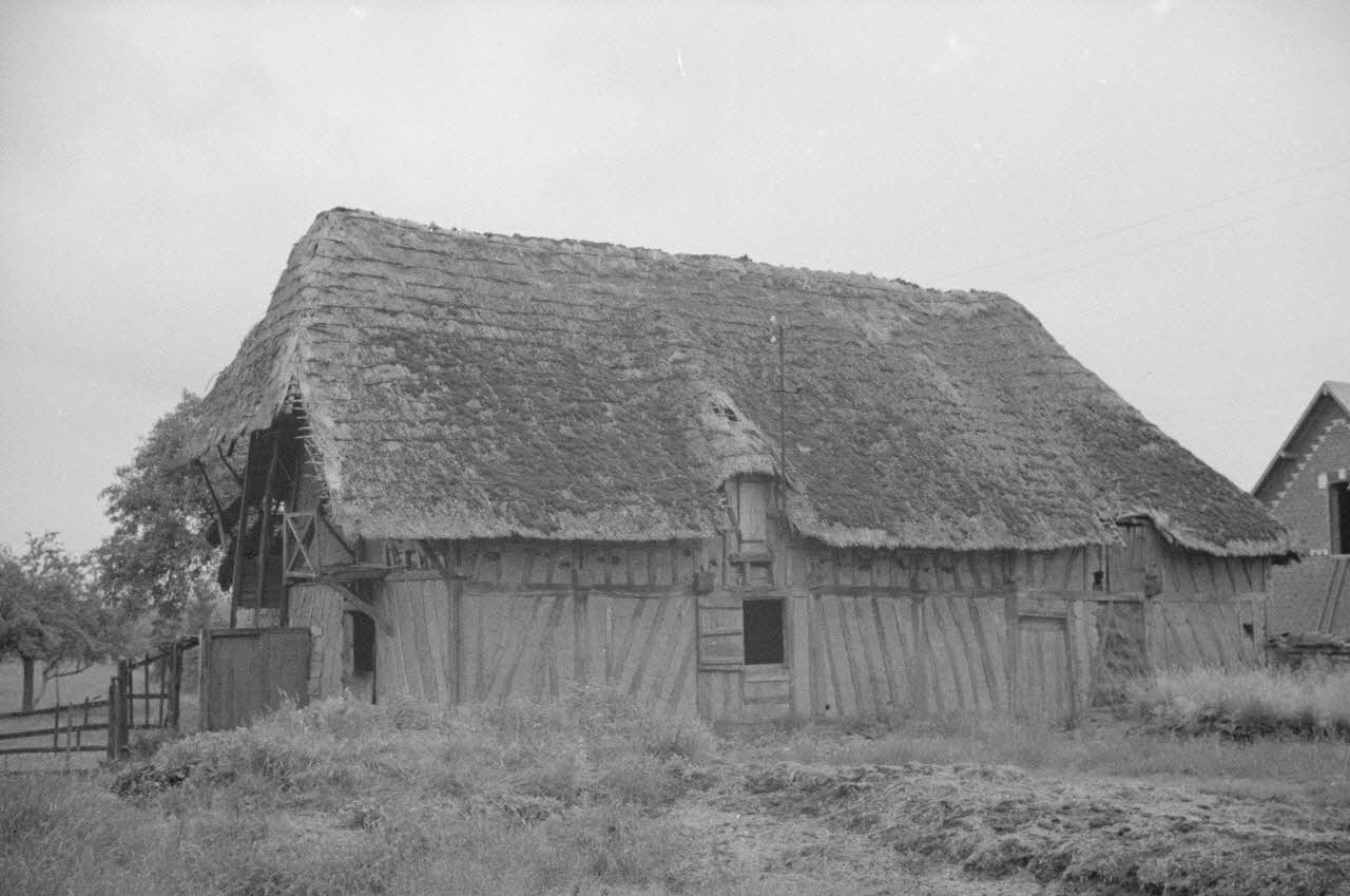 Heinz Lehmann photographie Ferme de Monsieur Dubois. Ancienne grange Haute-Normandie, France 1936/6/27 Ph.1936.599 Photo