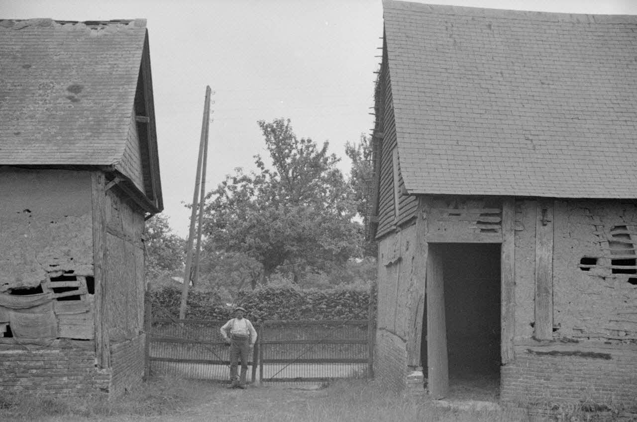 Heinz Lehmann photographie Chez Monsieur Pierre Gildas. Porte, rue et grille. Direction Est Haute-Normandie, France 1936/6/27 Ph.1936.596 Photo