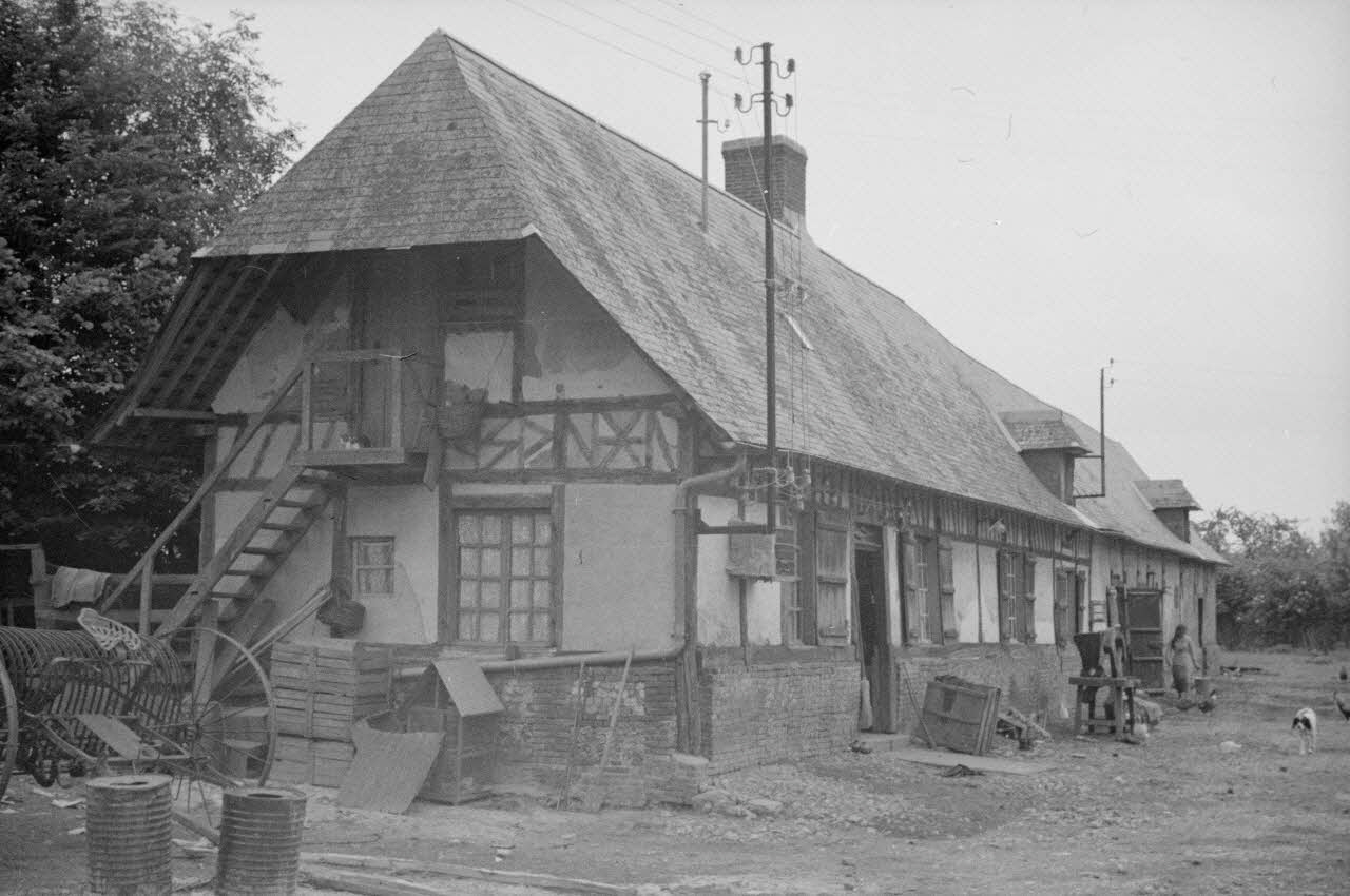 Heinz Lehmann photographie Ferme (bâtiment de gauche) Haute-Normandie, France 1936/6/27 Ph.1936.594 Photo