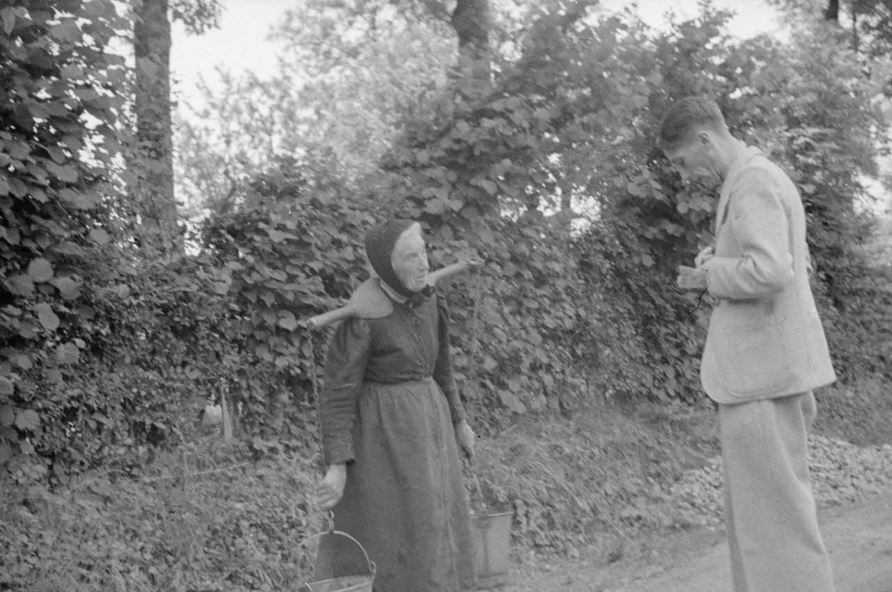 Heinz Lehmann photographie Porteuse de lait Haute-Normandie, France 1936/6/27 Ph.1936.593 Photo
