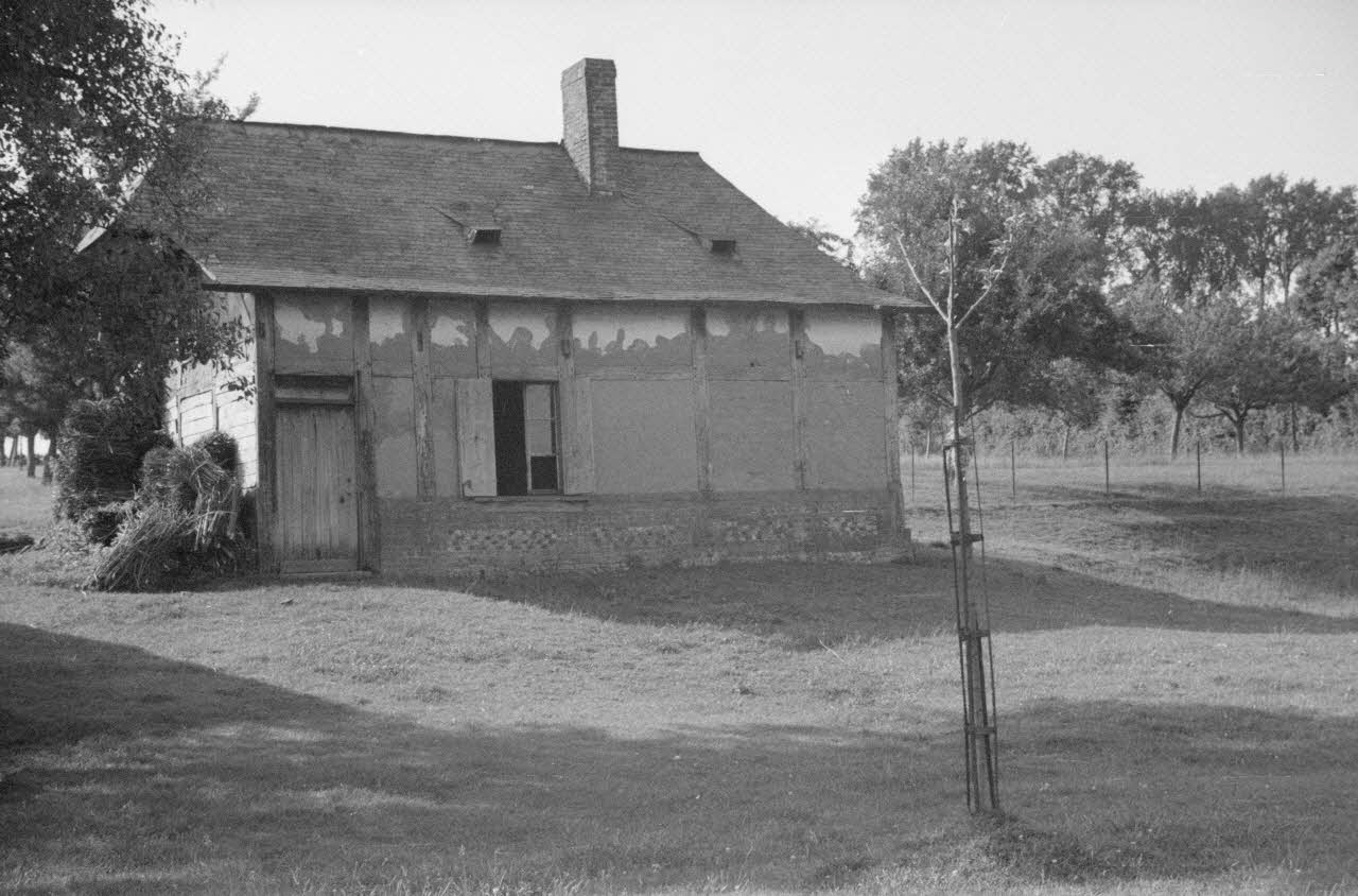 Heinz Lehmann photographie Route R.N. GC36, un peu après le croisement de la route GC97, entre Fesques et Claie. Fournil Haute-Normandie, France 1936/6/27 Ph.1936.623 Photo