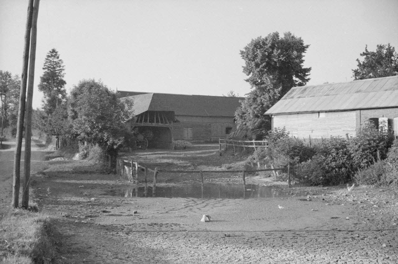 Heinz Lehmann photographie Charretterie d'une ferme Haute-Normandie, France 1936/6/27 Ph.1936.630 Photo