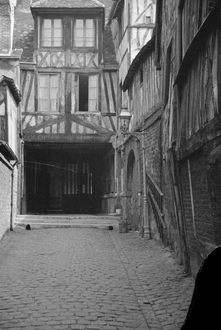 Heinz Lehmann photographie Passage d'accès à l'aître de Saint-Maclou. Vue prise du cloître Haute-Normandie, France 1936/6/28 Ph.1936.645 Photo