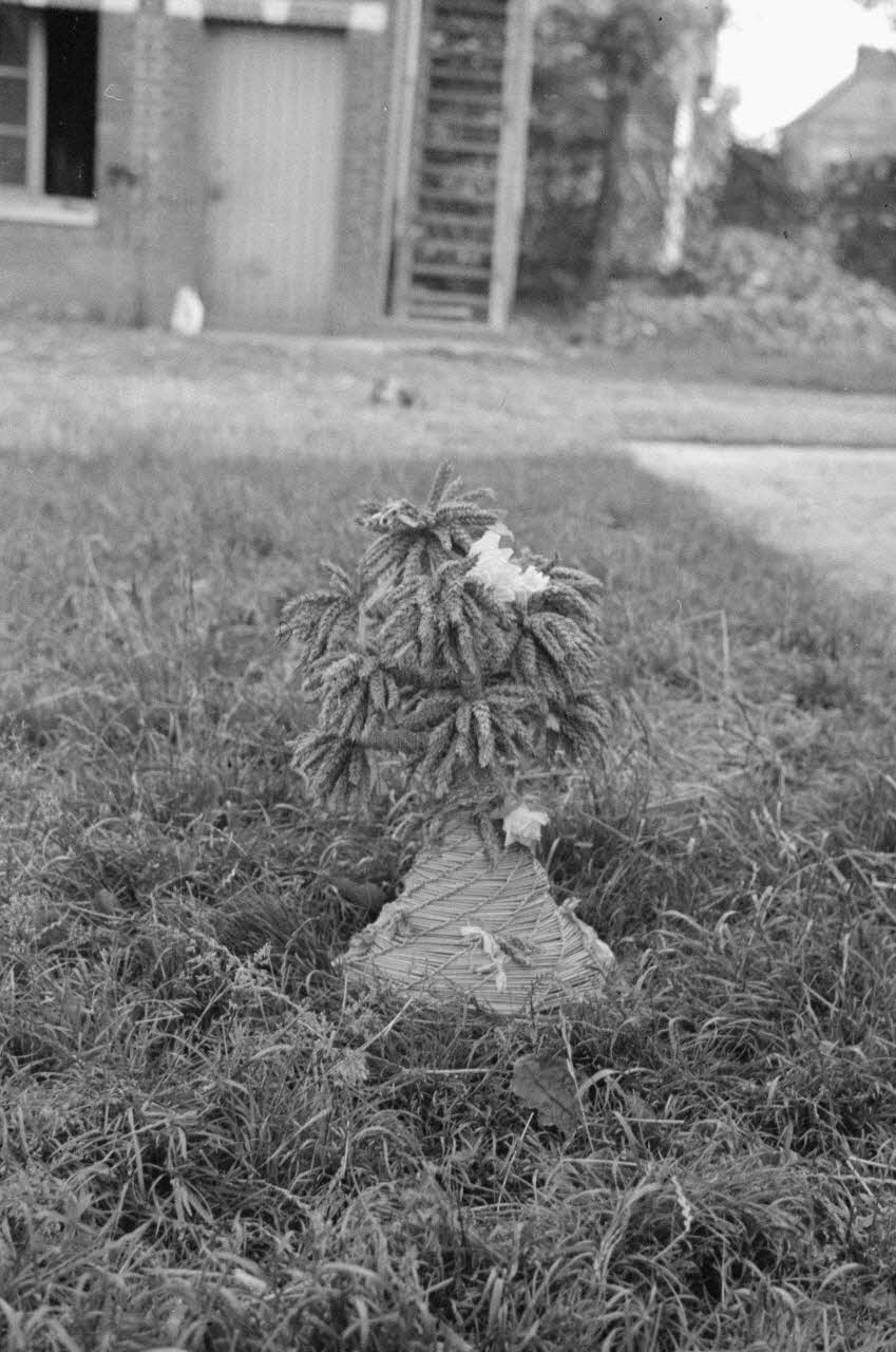 Heinz Lehmann photographie Chez le maire du village. Bouquet de moisson Haute-Normandie, France 1936/6/27 Ph.1936.637  Photo