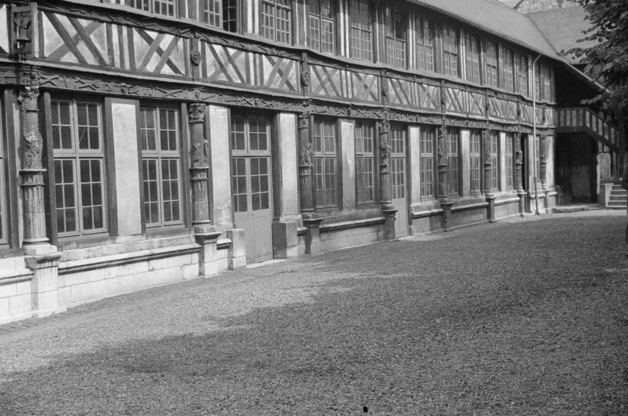 Heinz Lehmann photographie Aître de Saint-Maclou Haute-Normandie, France 1936/6/28 Ph.1936.639 Photo