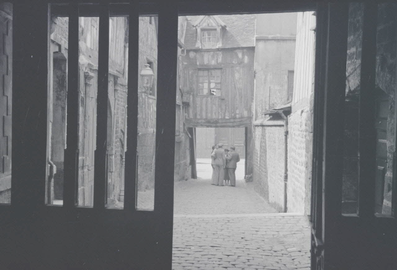 Heinz Lehmann photographie Passage d'accès à l'aître de Saint-Maclou. Vue prise du cloître Haute-Normandie, France 1936/6/28 Ph.1936.643 Photo