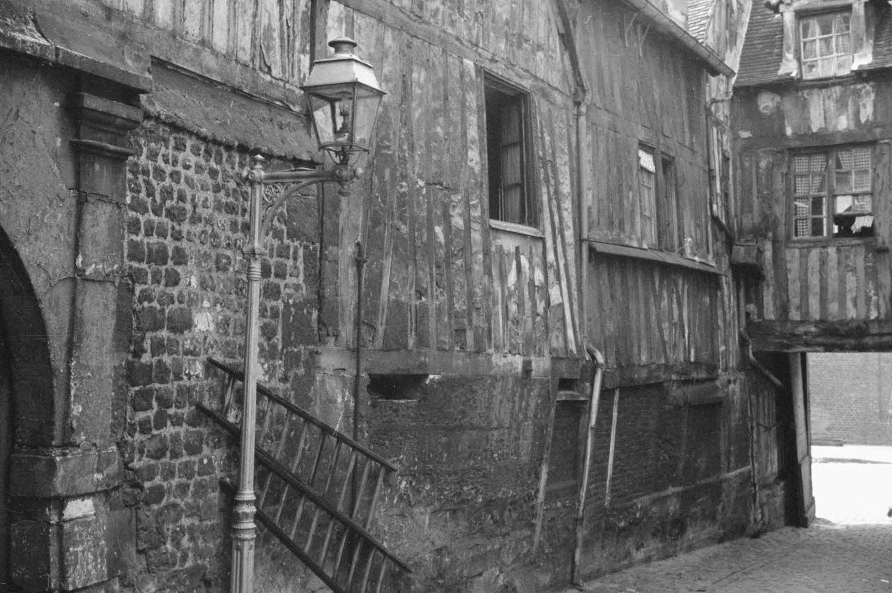 Heinz Lehmann photographie Passage d'accès à l'aître de Saint-Maclou. Vue prise du cloître Haute-Normandie, France 1936/6/28 Ph.1936.644 Photo