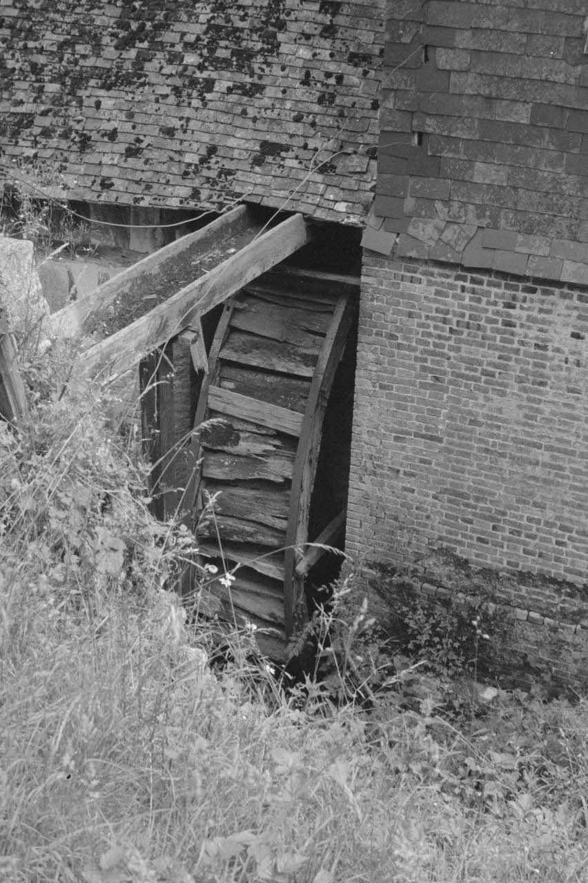Heinz Lehmann photographie A 4 km de Tourville-sur-Pont-Audemer. Roue d'un vieux moulin (visible sur la photographie Ph.1936.649) Haute-Normandie, France 1936/6/28 Ph.1936.650 Photo