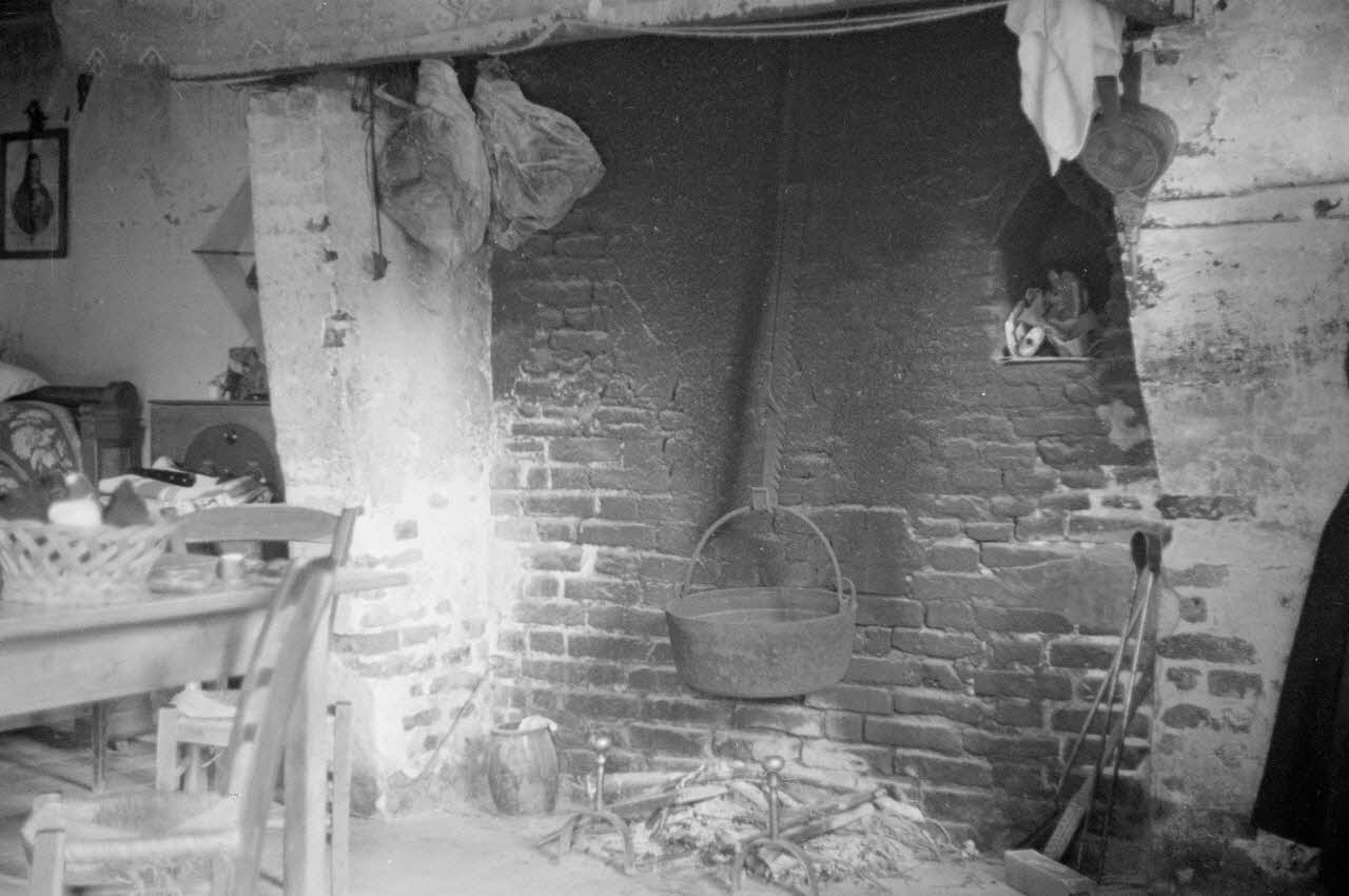 Heinz Lehmann photographie Chez M. Baudry. Cheminée avec "casse" suspendue Centre, France 1936/5/28 Ph.1936.37 Photo