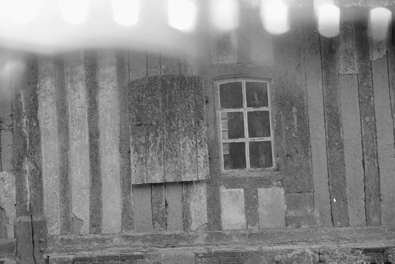 Heinz Lehmann photographie Ferme de Monsieur Bourcier. Bâtiment dit ancienne mairie. Fenêtre à volets fermés Basse-Normandie, France 1936/6/28 Ph.1936.665 Photo