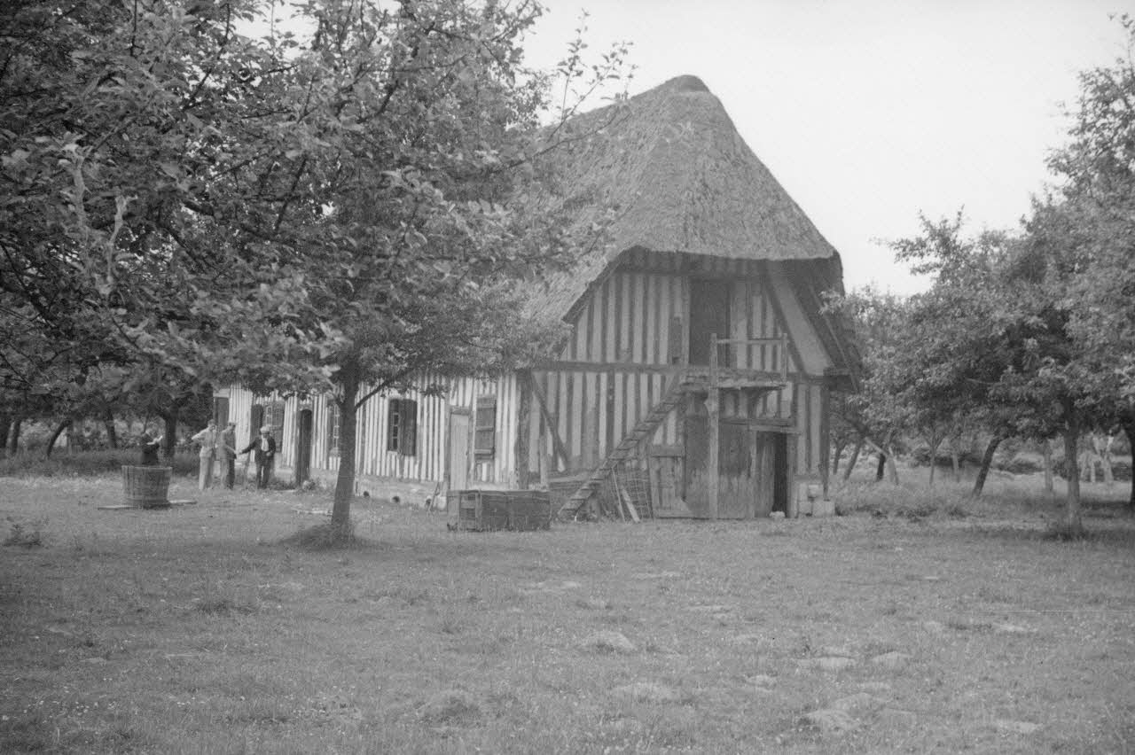 Heinz Lehmann photographie Ferme de Monsieur Bourcier.  Bâtiment dit ancienne mairie. Ensemble Basse-Normandie, France 1936/6/28 Ph.1936.668 Photo