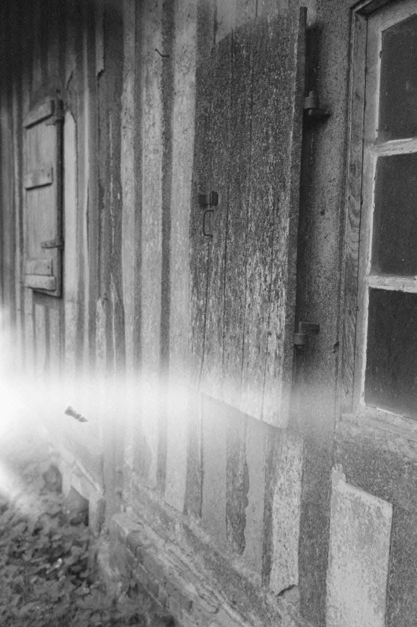 Heinz Lehmann photographie Ferme de Monsieur Bourcier. Bâtiment dit ancienne mairie. Gonds de volet de fenêtre Basse-Normandie, France 1936/6/28 Ph.1936.666 Photo