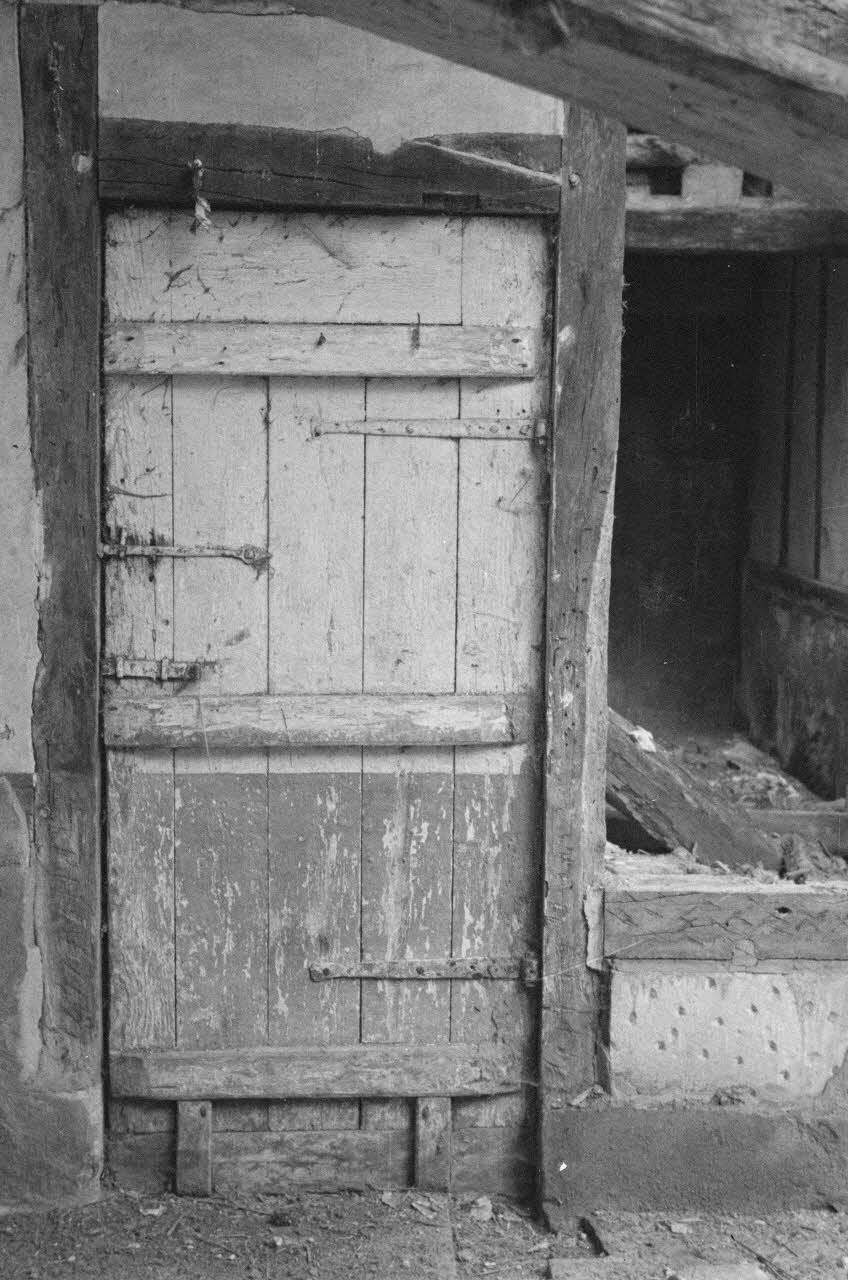 Heinz Lehmann photographie Ferme de Monsieur Bourcier. Chaumière en ruines. Porte intérieure Basse-Normandie, France 1936/6/28 Ph.1936.674 Photo