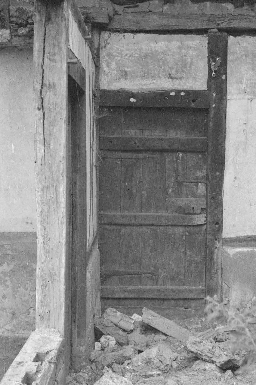 Heinz Lehmann photographie Ferme de Monsieur Bourcier. Chaumière en ruines. Porte vers l'arrière. Serrure en bois Basse-Normandie, France 1936/6/28 Ph.1936.673 Photo