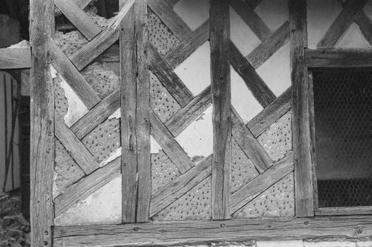 Heinz Lehmann photographie Ferme de Monsieur Bourcier. Chaumière en ruines. Détail du colombage du mur Basse-Normandie, France 1936/6/28 Ph.1936.672 Photo