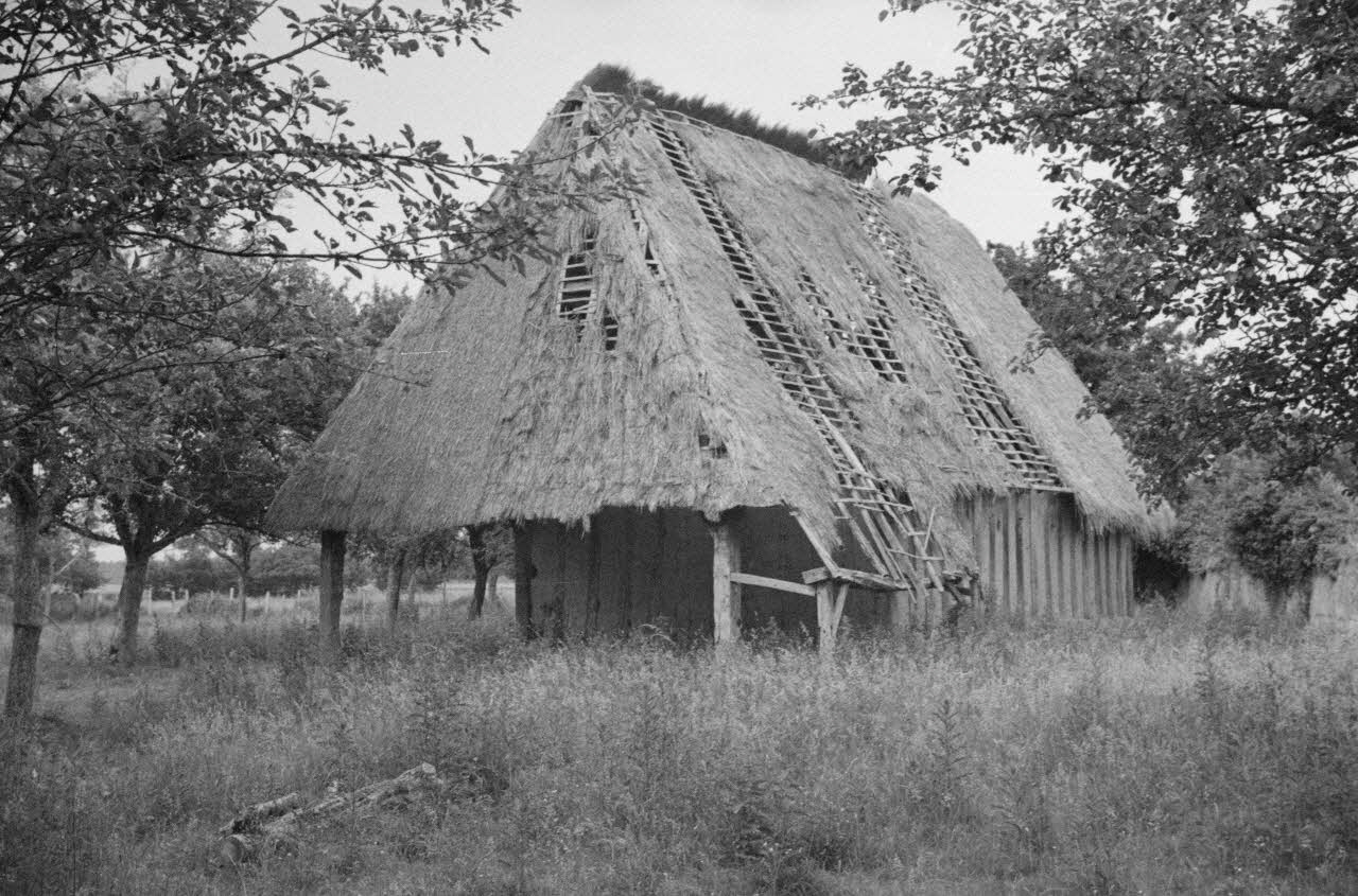 Heinz Lehmann photographie Ferme de Monsieur Bourcier. Grange avec charretterie Basse-Normandie, France 1936/6/28 Ph.1936.676 Photo