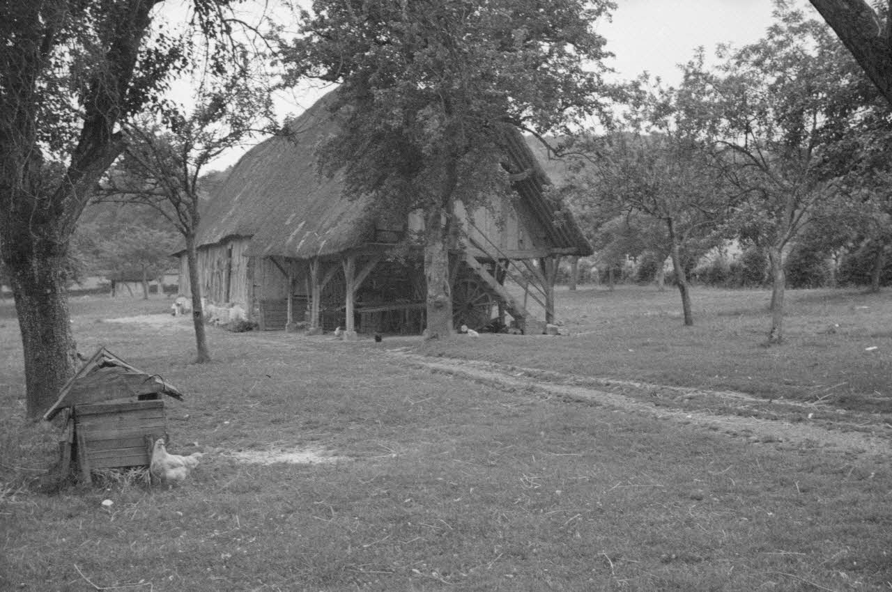 Heinz Lehmann photographie Ferme de Courcelles près de Fontaine-l'Abbé. Charretterie attenante à la grange Haute-Normandie, France 1936/6/28 Ph.1936.684 Photo