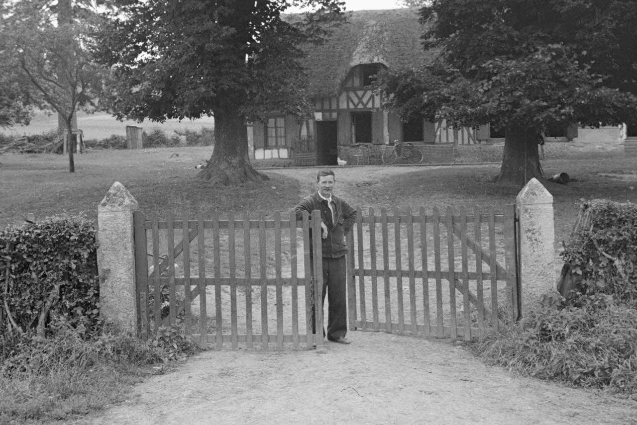 Heinz Lehmann photographie Ferme de Courcelles près de Fontaine-l'Abbé. Le fermier (belge) à la porte d'entrée Haute-Normandie, France 1936/6/28 Ph.1936.696 Photo