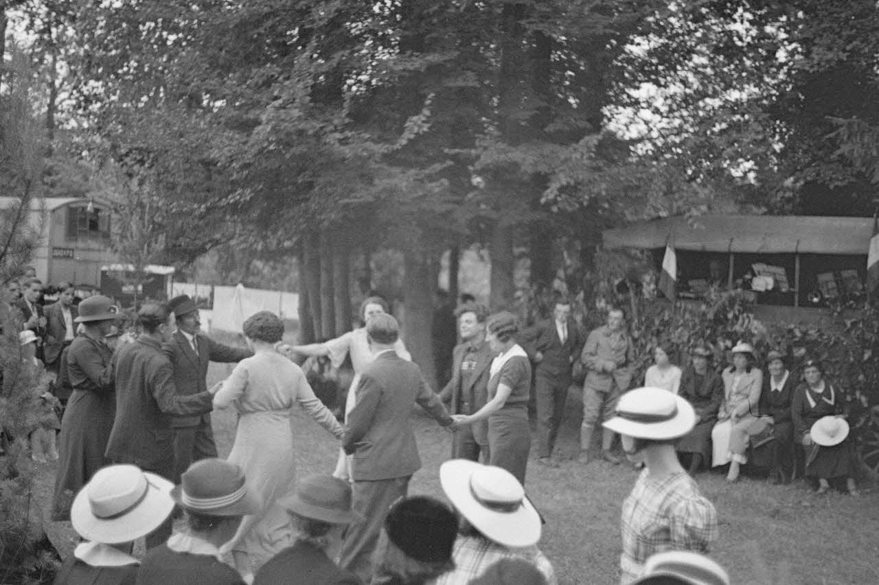 Heinz Lehmann photographie Fête villageoise. Ronde Haute-Normandie, France 1936/6/28 Ph.1936.698 Photo