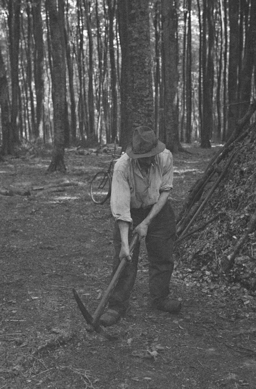 Heinz Lehmann photographie Charbonnier travaillant avec la pioche Haute-Normandie, France 1936/6/29 Ph.1936.734 Photo