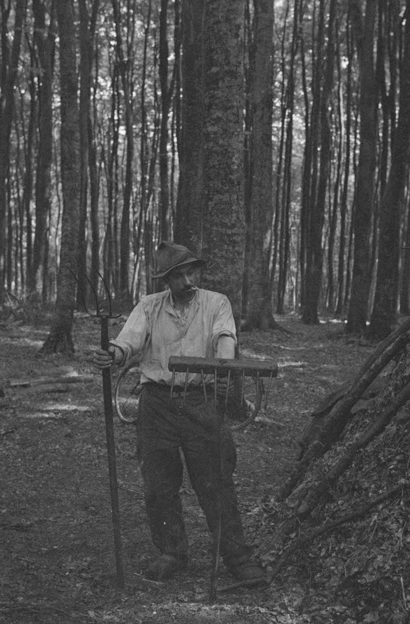 Heinz Lehmann photographie Charbonnier tenant fourche et rateau Haute-Normandie, France 1936/6/29 Ph.1936.733 Photo