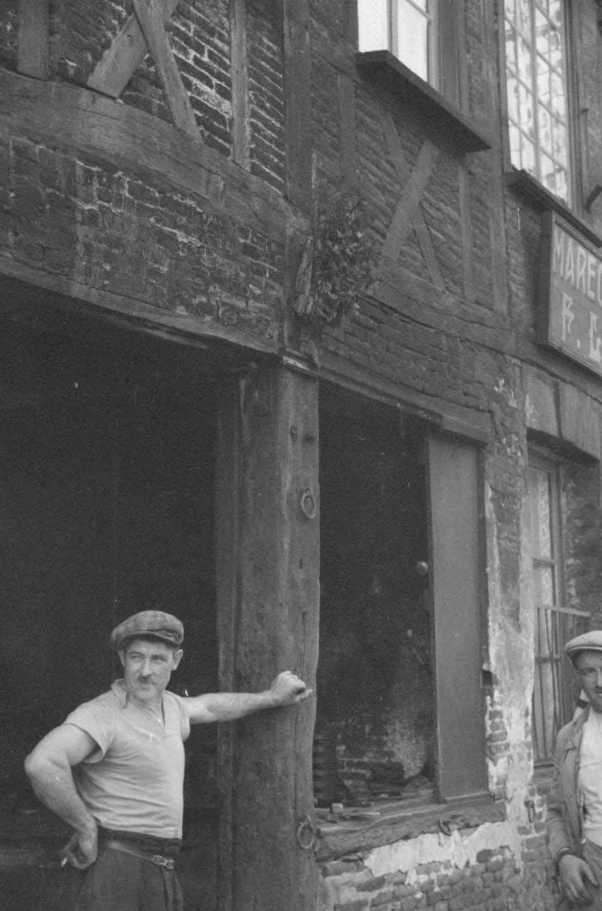 Heinz Lehmann photographie Forgeron à la porte de son atelier Haute-Normandie, France 1936/6/29 Ph.1936.744 Photo