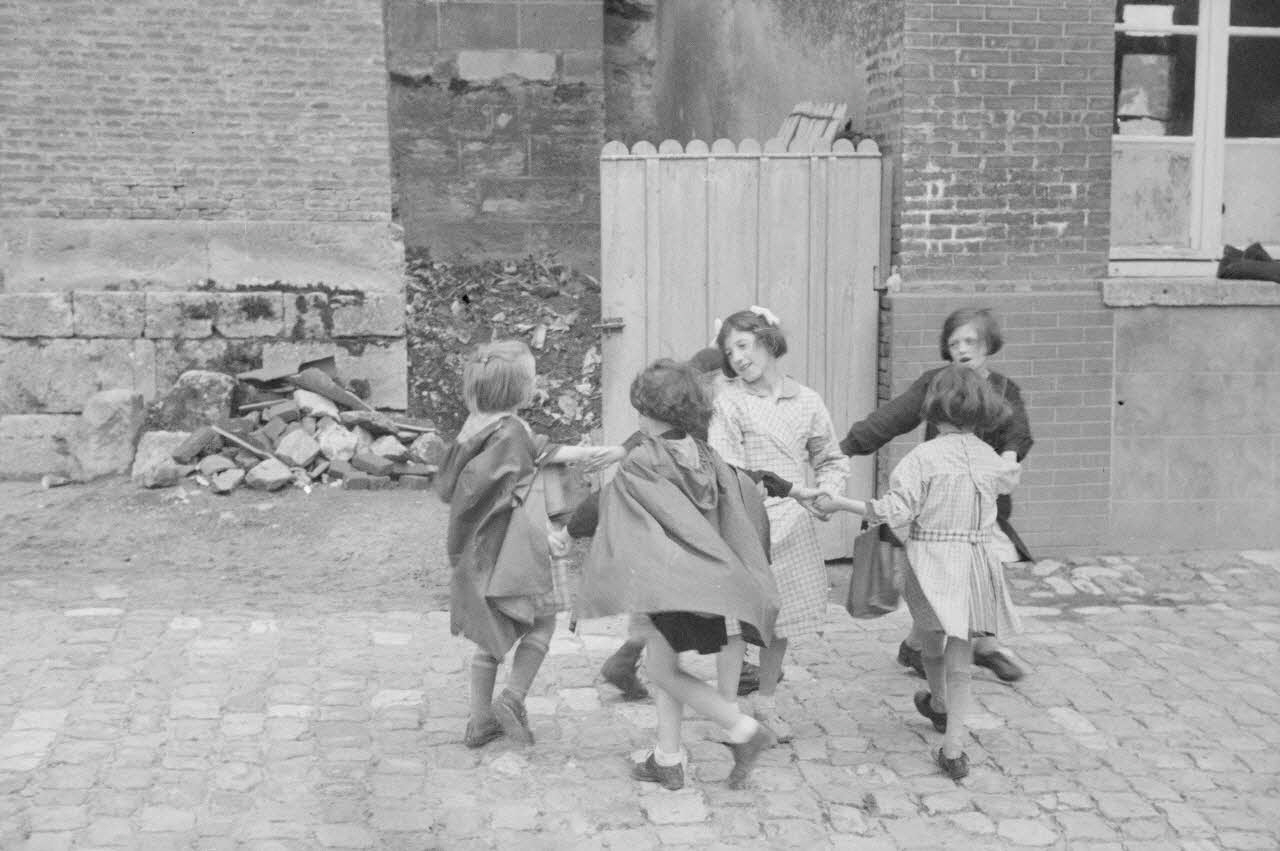 Heinz Lehmann photographie Ronde de petites filles dans la cour de l'école Picardie, France 1936/6/29 Ph.1936.746 Photo