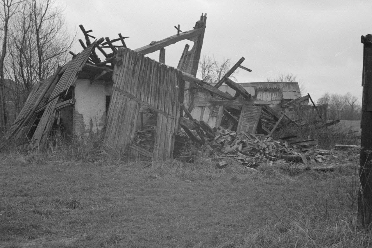 Heinz Lehmann photographie Route du Claon. Ruine d'une maison. Direction Sud Champagne-Ardenne, France 1936/12/6 Ph.1936.1099 Photo