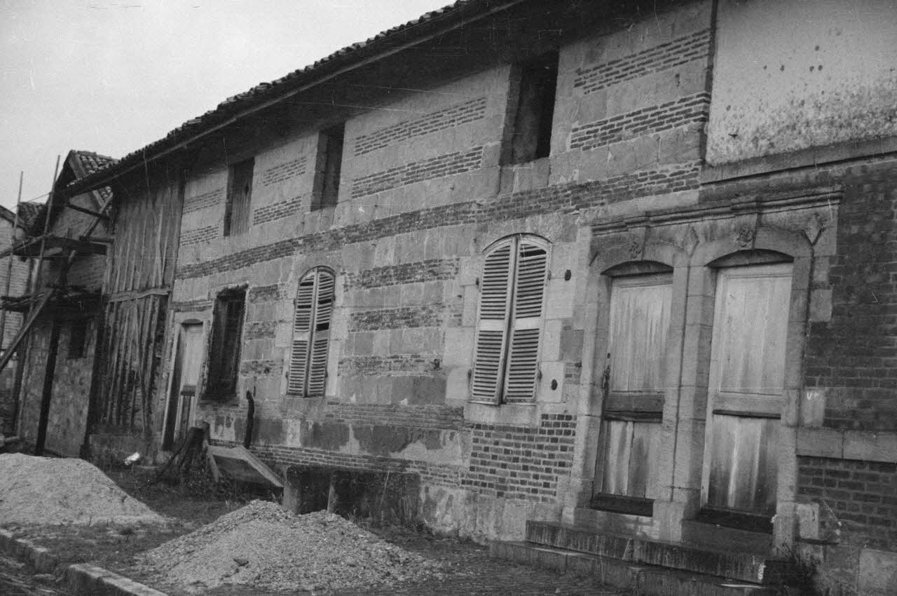 Heinz Lehmann photographie Maison sur la place. Croix basque au-dessus de la porte Champagne-Ardenne, France 1936/12/6 Ph.1936.1055 Photo