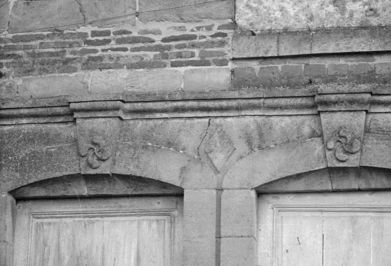 Heinz Lehmann photographie Maison sur la place. Détail Champagne-Ardenne, France 1936/12/6 Ph.1936.1056 Photo