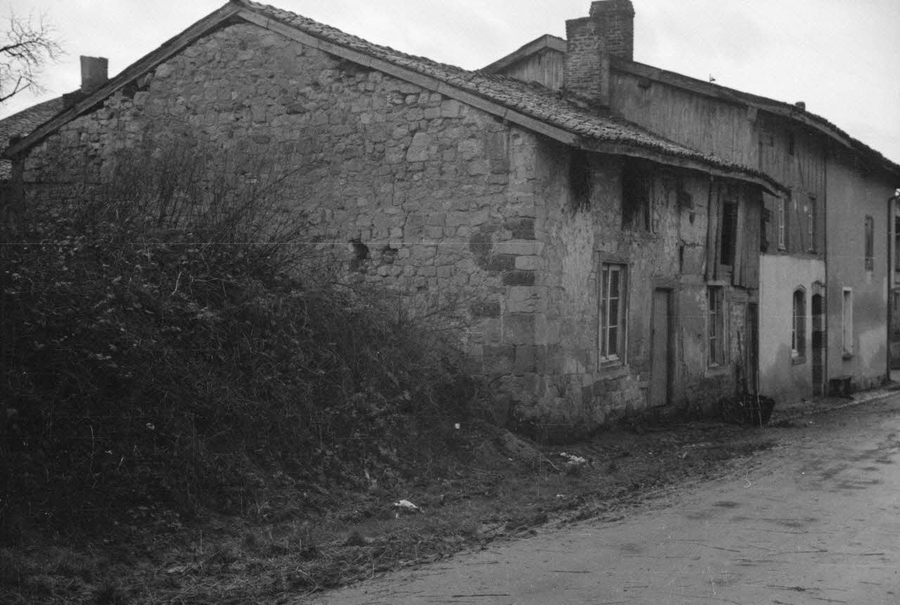 Heinz Lehmann photographie Petite maison en pierre. Direction Sud Champagne-Ardenne, France 1936/12/6 Ph.1936.1053 Photo