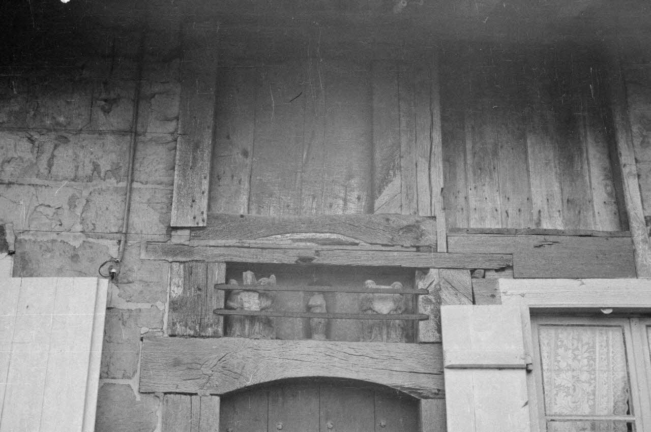 Heinz Lehmann photographie Vieille maison. Niche avec saints au-dessus de la porte d'entrée Champagne-Ardenne, France 1936/12/6 Ph.1936.1106 Photo