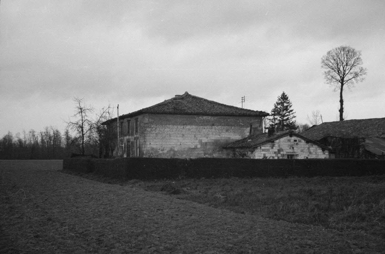 Heinz Lehmann photographie Grosse maison paysanne. Direction Nord Champagne-Ardenne, France 1936/12/6 Ph.1936.1063 Photo