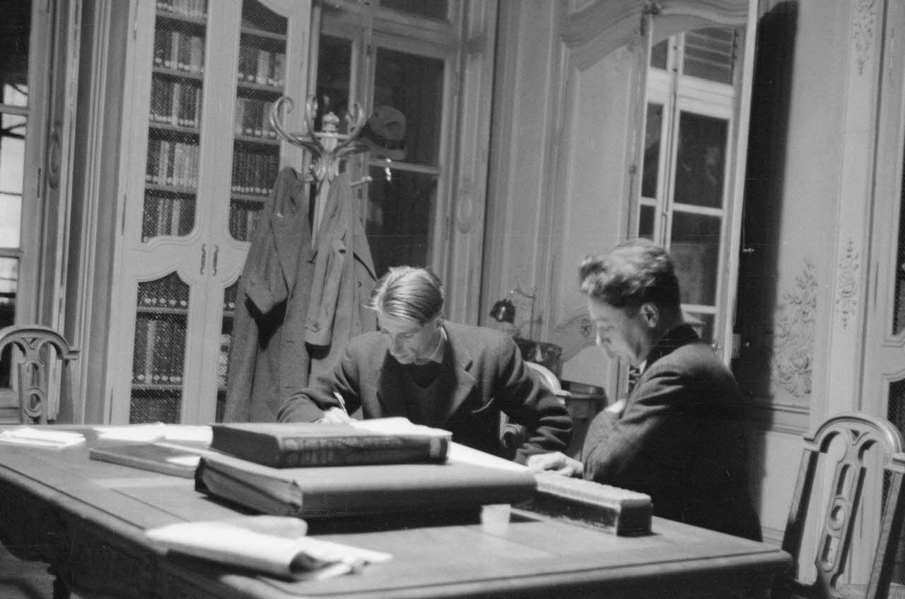 Heinz Lehmann photographie [Georges Henri Rivière au travail dans une bibliothèque] Champagne-Ardenne, France 1936/12/6 Ph.2009.00.8.9 Photo