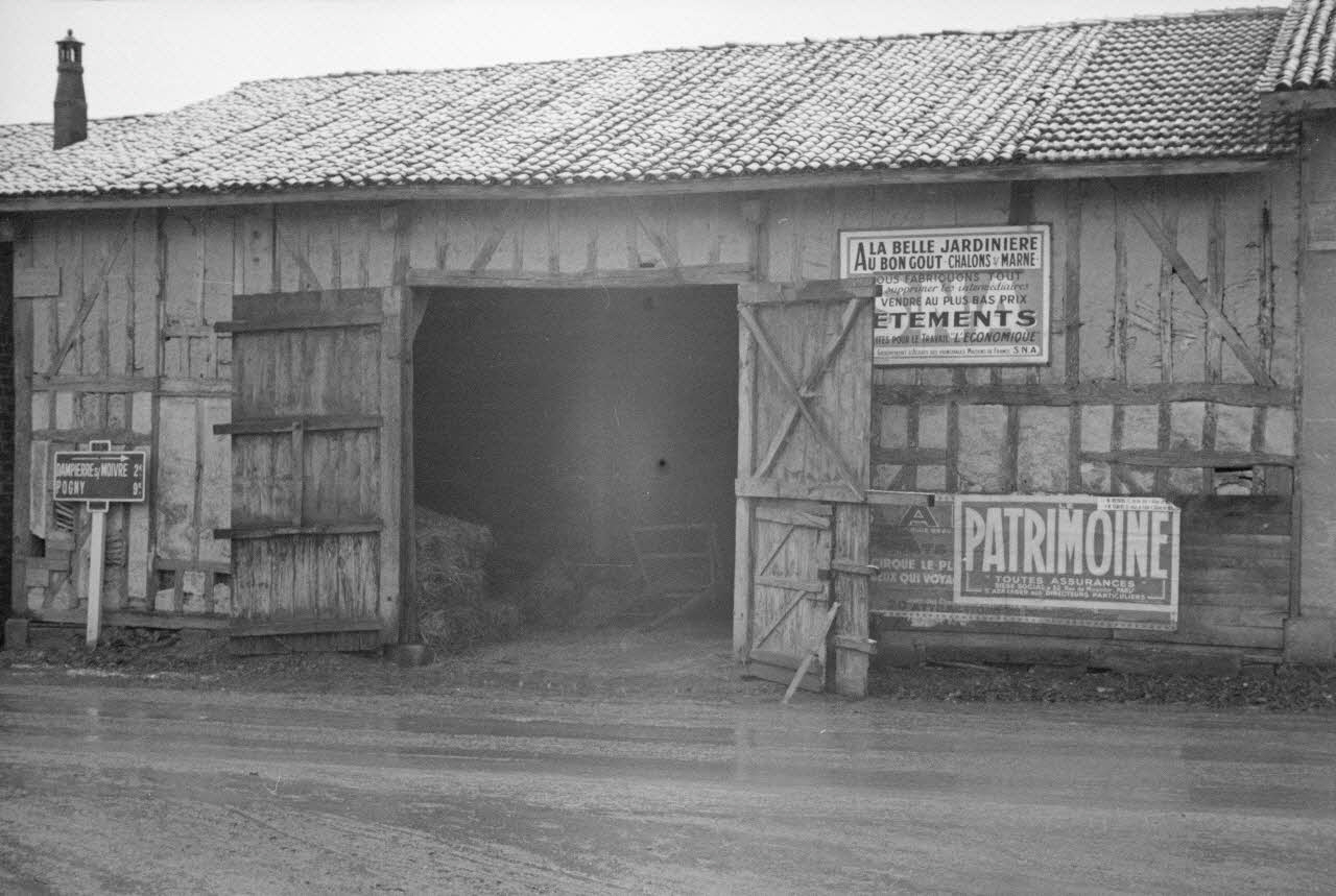 Heinz Lehmann photographie Porte d'un bâtiment de ferme. Direction Sud Champagne-Ardenne, France 1936/12/7 Ph.1936.1090 Photo