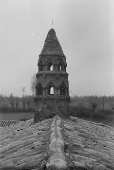 Guy Pison photographie Grange Rodet. La cheminée sarrasine vue de l'Est Rhône-Alpes, France 1937/3/20 Ph.1937.348 Photo