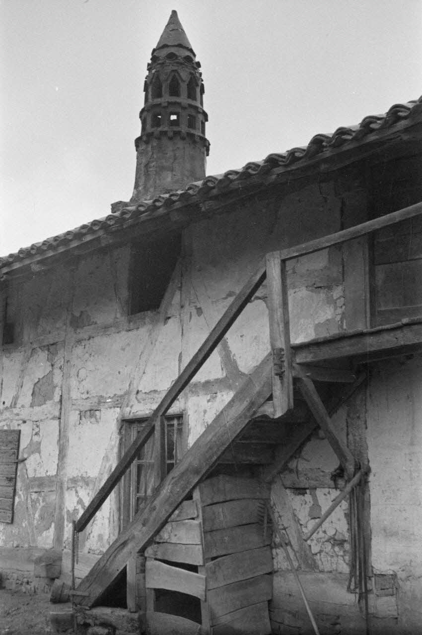 Guy Pison photographie Ferme du Vieux Colombier. L'escalier et la cheminée sarrasine Rhône-Alpes, France 1937/3/20 Ph.1937.365 Photo