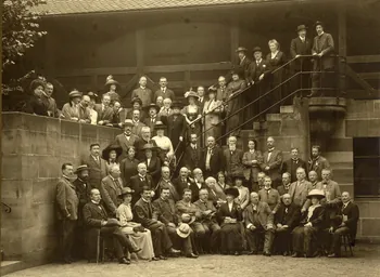 photographie [Portrait collectif avec Arnold Van Gennep, en haut, à droite, sur l'escalier) Ms57.100 Photo