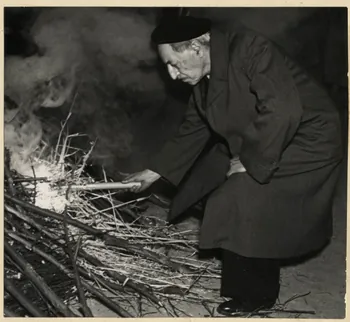 photographie Arnold Van Gennep à l'âge de 80 ans allumant le feu de la saint Jean Ms57.103 Photo