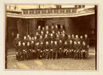 Anonyme photographie Groupe d'élèves du collège Sainte-Barbe-des-Champs Ile-de-France, France 1881 Ms57.97 Photo