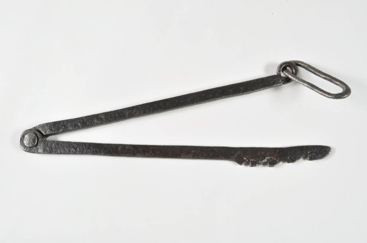 pince mordache 1964.83.923 Photo Mucem