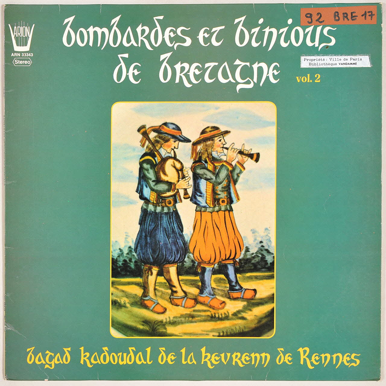 Pierre-Yves Moign ; Jean L'helgouach ; Bernard Pichard ; Bagad Kadoudal De La Kevrenn De Rennes ; Yannick Oulc'hen ; Jean-Luc Le Moing ; Claude Morel ; Monique Vaysse ; Arion ; CBS Disques disque 33 tours An Dro 1976 MUS2011.3.106.1-2 Photo