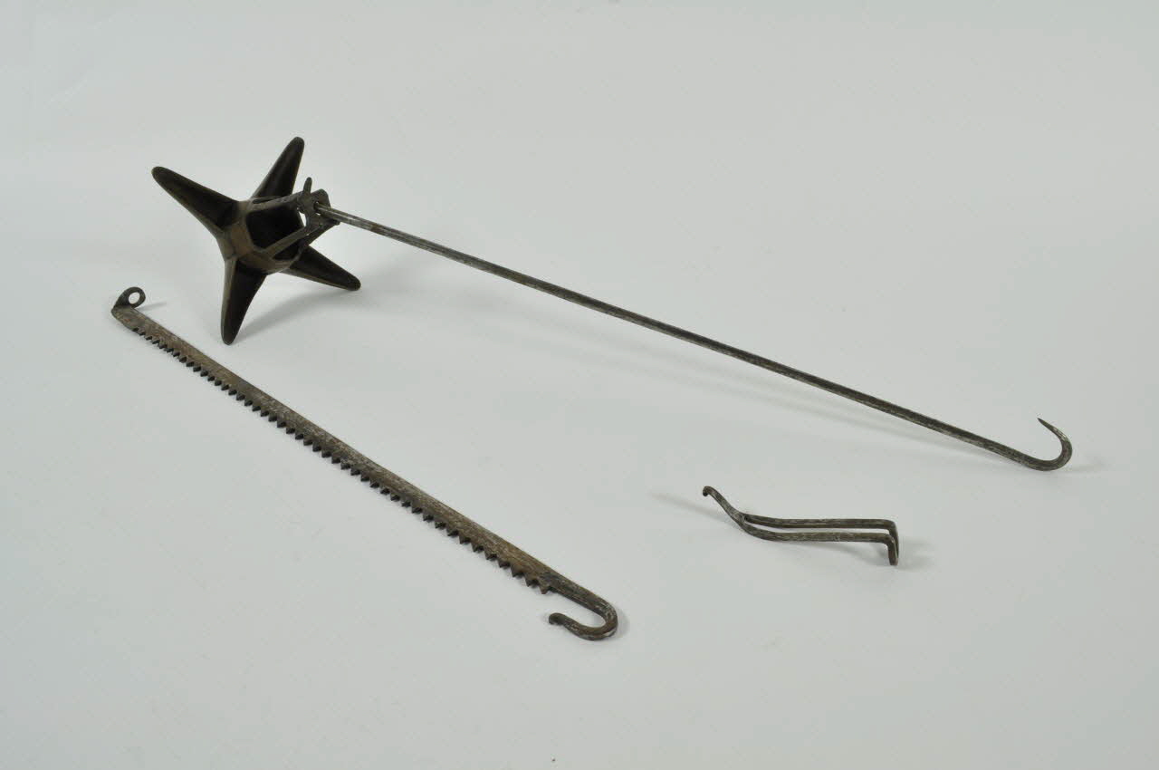 porte-lampe Marcy-sur-Tille(Côte-d'Or) 1898 1898.2.1.1-3 Photo Mucem