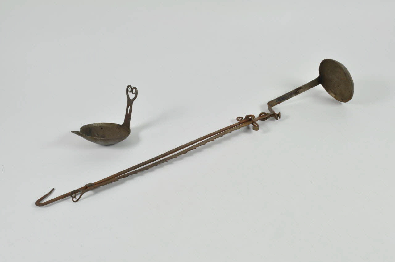 lampe à huile Ardenne-de-Champagne(Ardennes) 1800-1898 1898.2.2.1-2 Photo Mucem