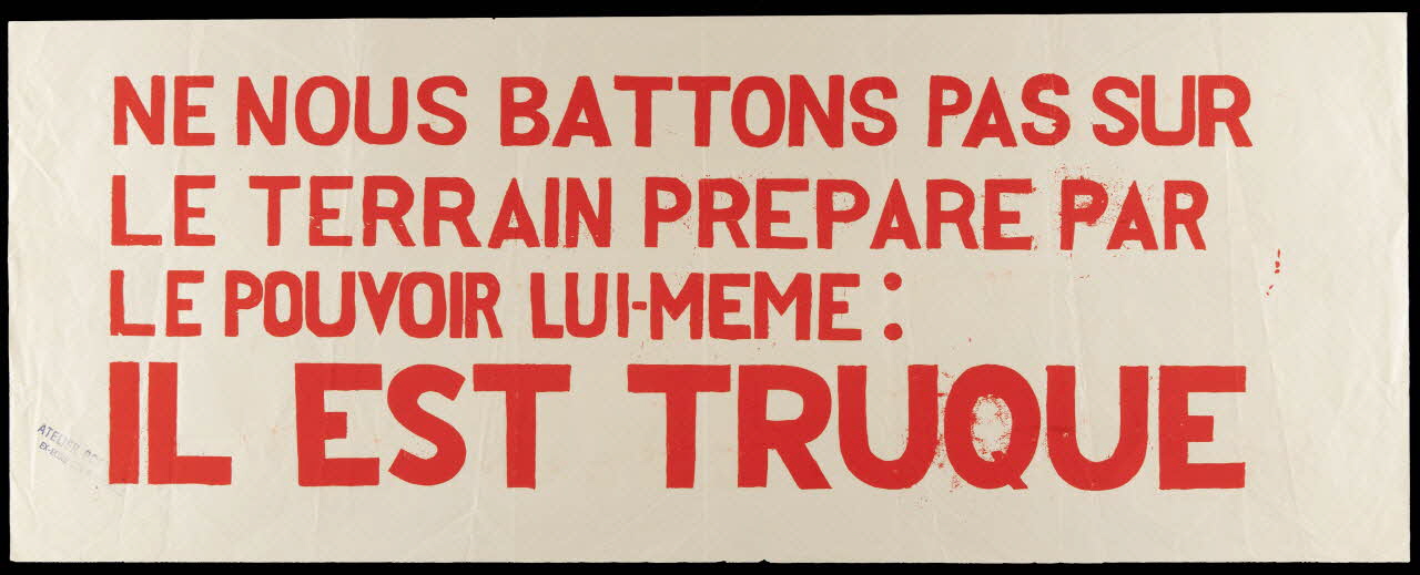 Atelier populaire de l'École nationale supérieure des beaux arts. Paris affiche NE NOUS BATTONS PAS SUR  LE TERRAIN PREPARE PAR  LE POUVOIR LUI MEME :  IL EST TRUQUE Ile-de-France, France 1968 1968.48.51 Photo